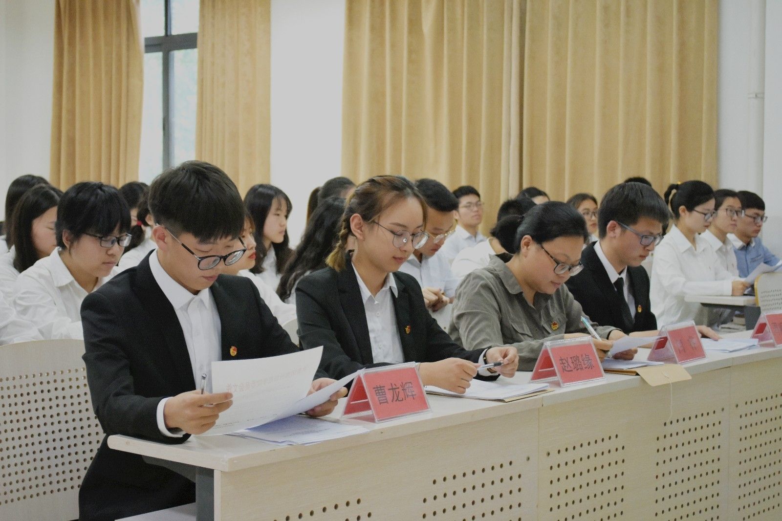 与会代表曹龙辉、赵璐瑶、闫睿周顺利.jpg 与会代表曹龙辉、赵璐瑶、闫睿周顺利.jpg